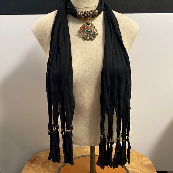 Peacock Pendant Scarf - Picture 2 of 4